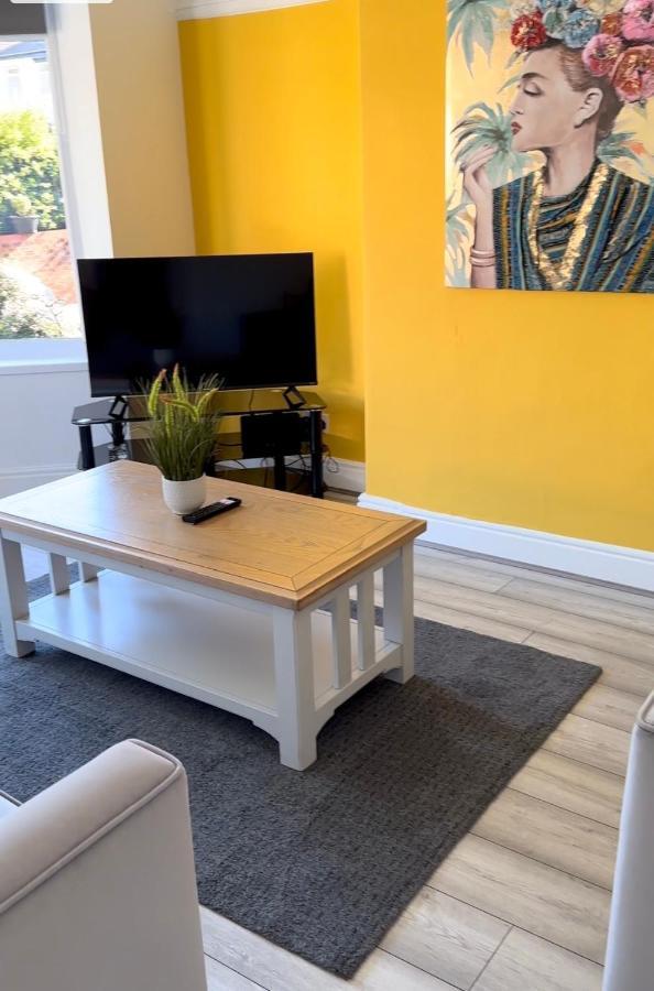 Special Rate For Bookings More Than 7 Nights, Warm Spacious Contractor House Near Liverpool City Centre Sleeps 8 Kitchen & Dining Room, Washing Machine Экстерьер фото