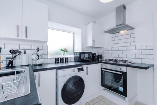Special Rate For Bookings More Than 7 Nights, Warm Spacious Contractor House Near Liverpool City Centre Sleeps 8 Kitchen & Dining Room, Washing Machine Экстерьер фото